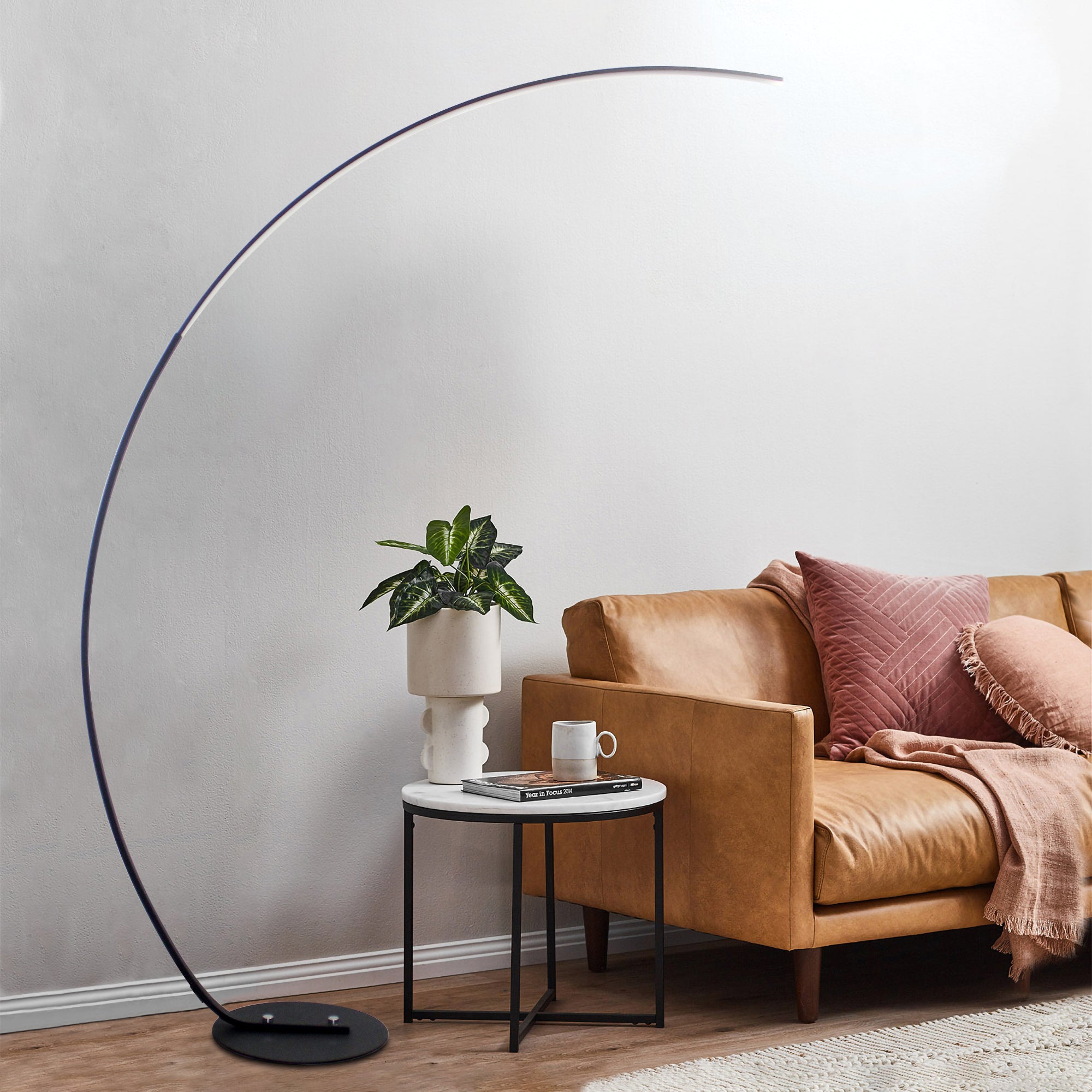 Lámpara de Pie Curva Moderna RGBW – Iluminación Decorativa Minimalista