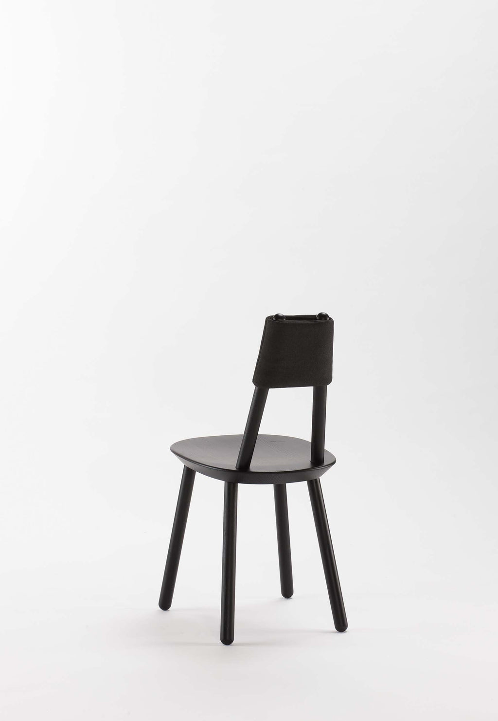 Silla de Comedor Naïve de Madera y Tapizado Minimalista – Diseño Escandinavo