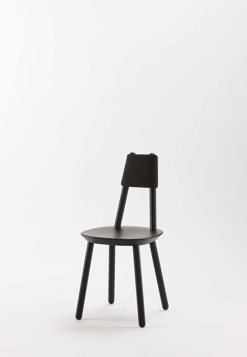 Silla de Comedor Naïve de Madera y Tapizado Minimalista – Diseño Escandinavo