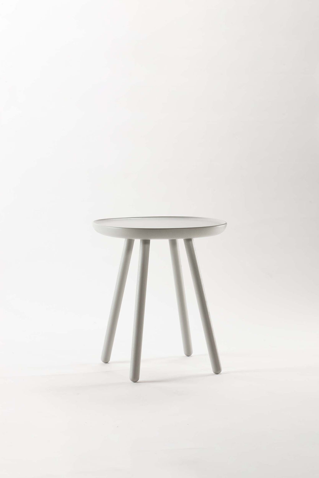 Mesa Auxiliar Naïve de Madera Maciza – Diseño Escandinavo Minimalista