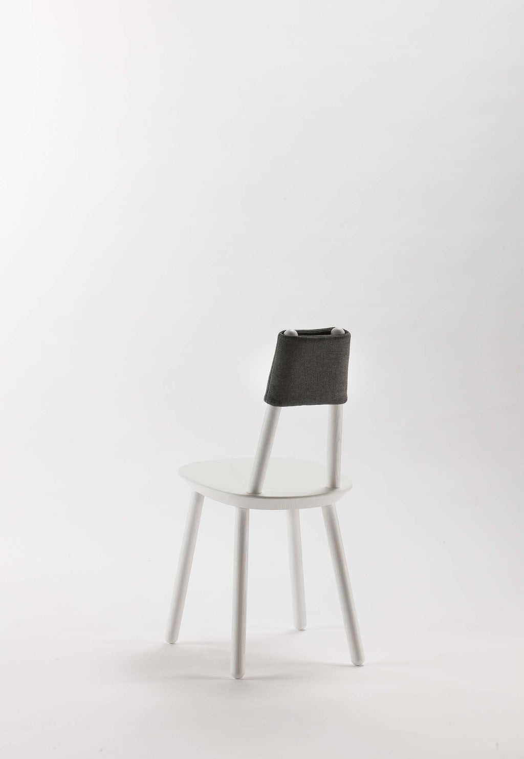 Silla de Comedor Naïve de Madera y Tapizado Minimalista – Diseño Escandinavo