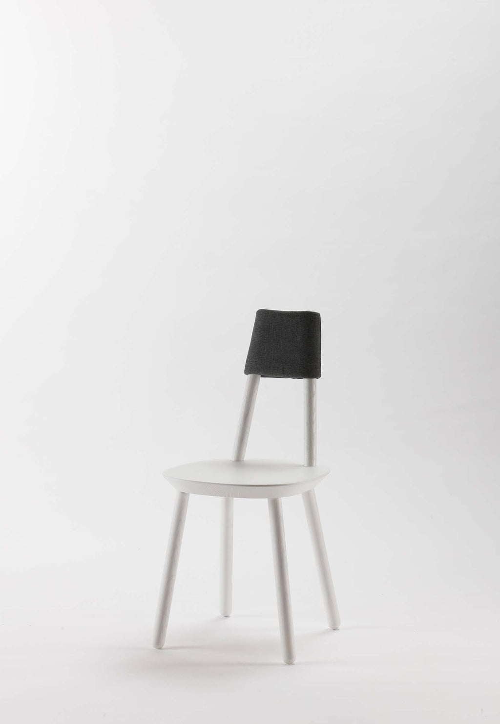 Silla de Comedor Naïve de Madera y Tapizado Minimalista – Diseño Escandinavo