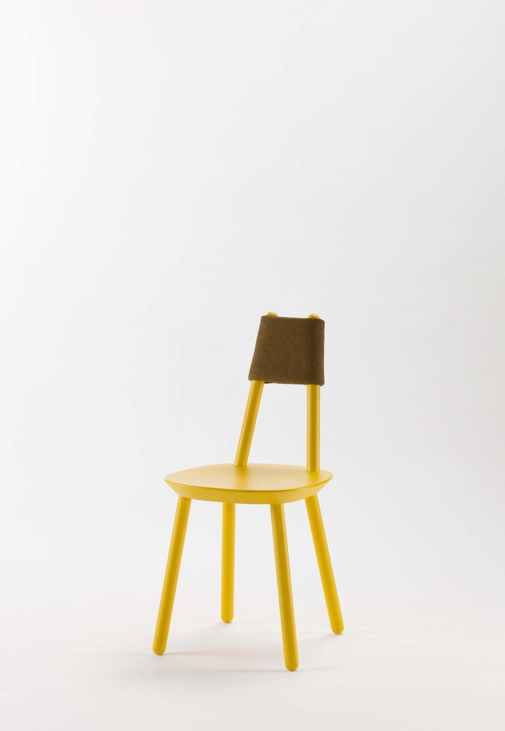 Silla de Comedor Naïve de Madera y Tapizado Minimalista – Diseño Escandinavo